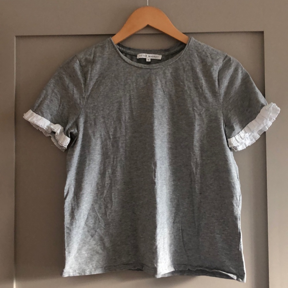 Grey semi stretch tee shirt w white ruffle sleeve